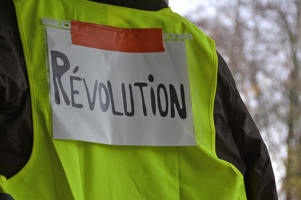 gilet jaunes on school trip in france